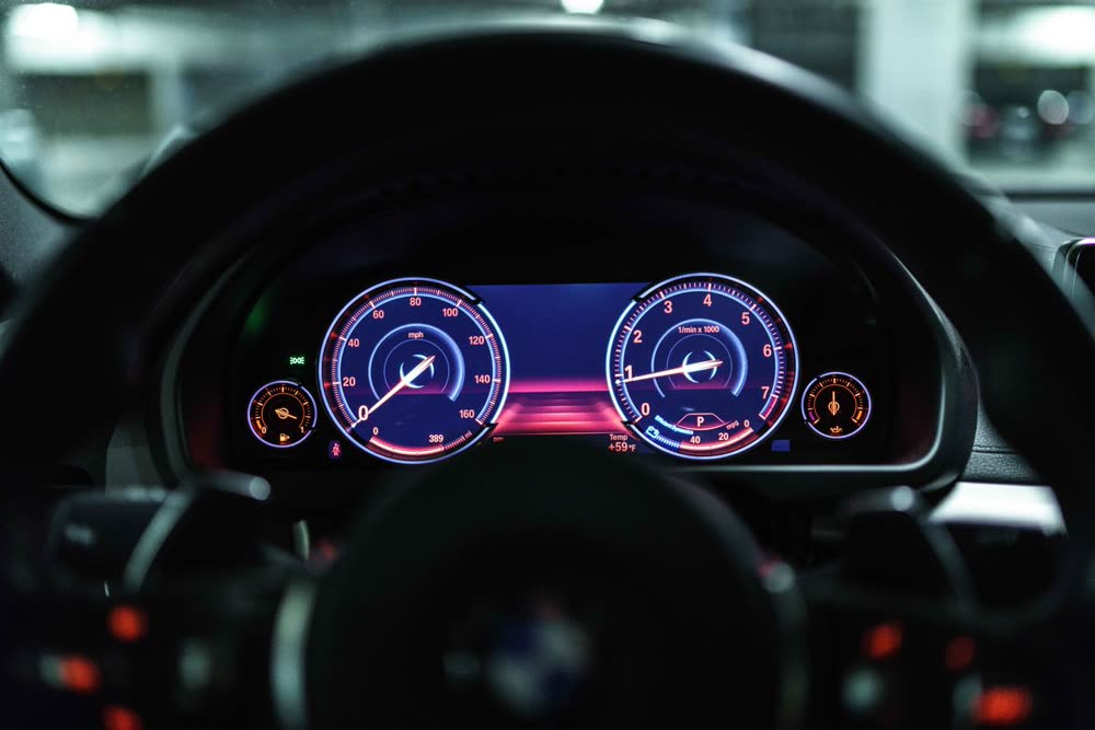 Beleuchteter Tacho im Cockpit eines Autos